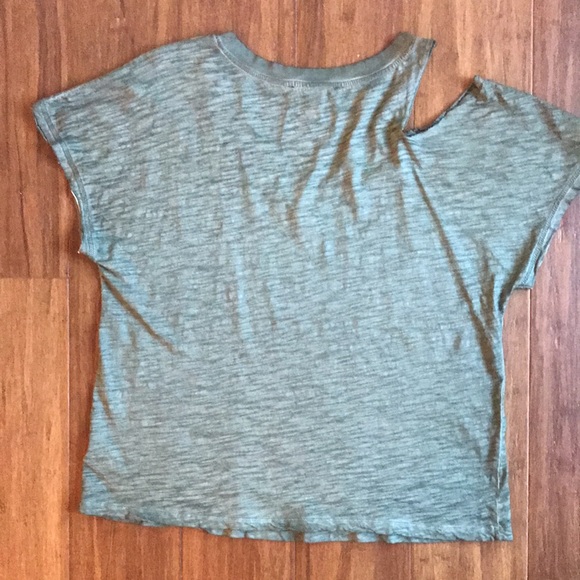 EVEREVE SANCTUARY Green cold shoulder cutout t shirt size small - Picture 5 of 5